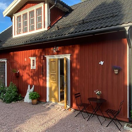 Vila Roeda Huset Hallstahammar Exteriér fotografie
